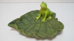 Фигура жаба на листо