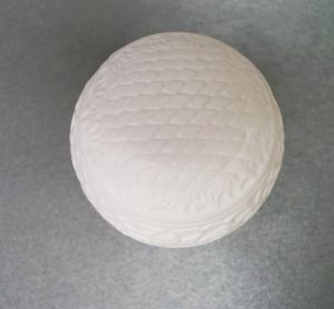 Керамична бяла топка за декорация с флорални мотиви г