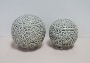 Керамична сива топка за декорация с флорални мотиви м.
