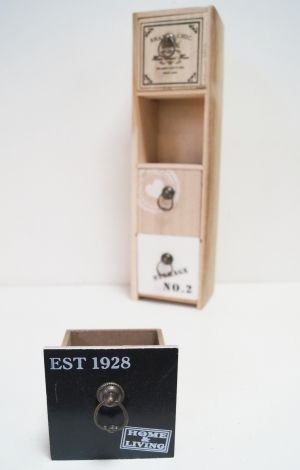 Дървено шкафче 4ка с метален обков