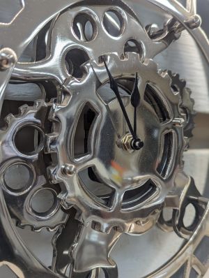 Стенен часовник алуминий "Зъбни колелета"