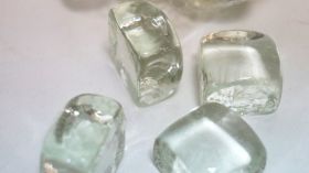 Стъклени камъчета кубчета като лед в торбичка